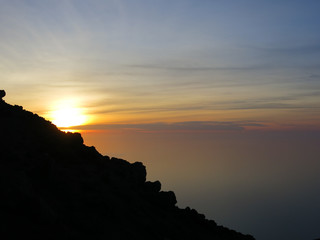 Durante la ascensión del Volcán Stromboli, vimos la puesta de sol en el mar