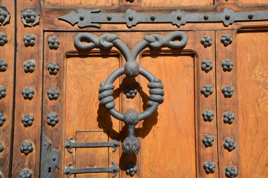 aldaba de forja en una puerta antigua