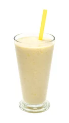 Foto auf Acrylglas Milchshake Bananenmilch-Smoothies mit Strohhalmen auf weißem Hintergrund