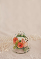Obraz na płótnie Canvas Маленькие розы под стеклянной чашей