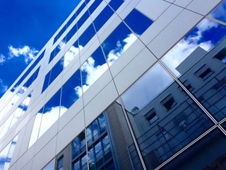 Fototapeta na wymiar Bürohaus vor blauem Himmel