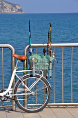 la bicicletta di un pescatore parcheggiata sul molo