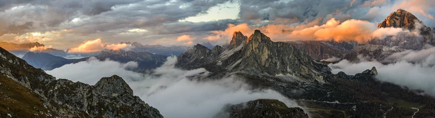 Fotobehang Panorama zonsondergang bergen in de Dolomiet © Eva M