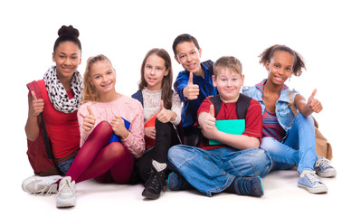 Obraz premium group of schoolmates sitting on the floor