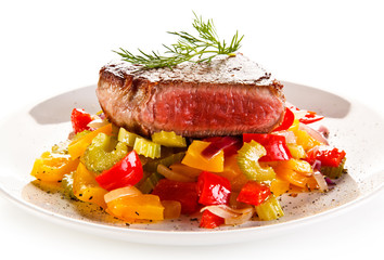Grilled steak and vegetable salad 
