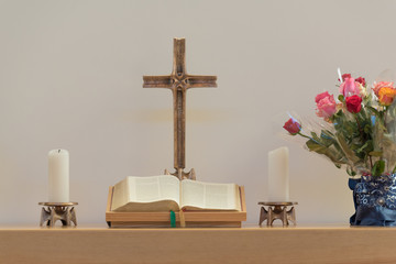 Kirche, Altar: Bibel und Kreuz