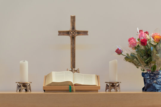 Kirche, Altar: Bibel und Kreuz