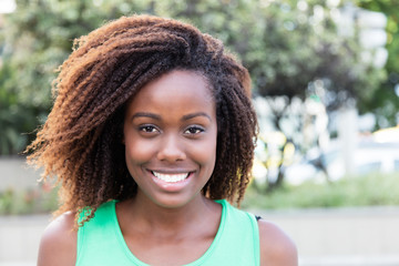Junge afrikanische Frau im grünen Shirt in der Stadt