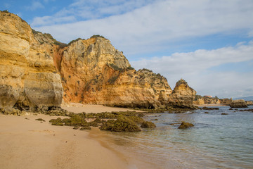 Fototapeta na wymiar Traumhafte Klippenwanderung an der Küste der Algarve, Portugal