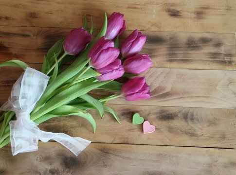 Liebe Gr&uuml;&szlig;e mit Tulpen und Dekoration Herzen