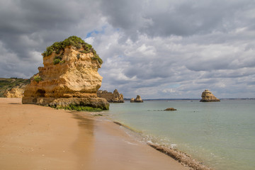 Fototapeta na wymiar Traumküste mit Klippenlandschaft, Algarve, Portugal