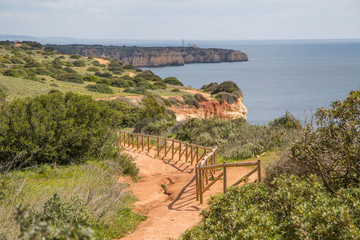 Traumhafte Klippenwanderung an der Algarve im Frühling