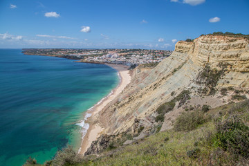 trauhafte, farbenfrohe Küstenlandschaft an der Algarve, Portugal