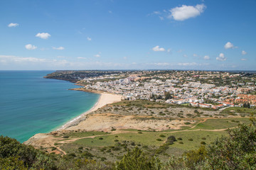 Naklejka premium Luz, Algarve, Portual im Frühling von den hohen Klippen aus gesehen