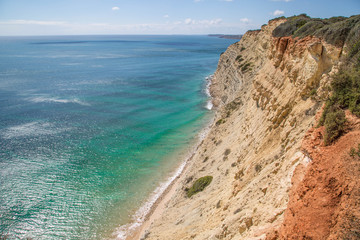 Obraz premium trauhafte, farbenfrohe Küstenlandschaft an der Algarve, Portugal