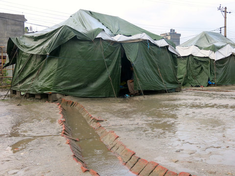 Campo de v&iacute;ctimas del terremoto