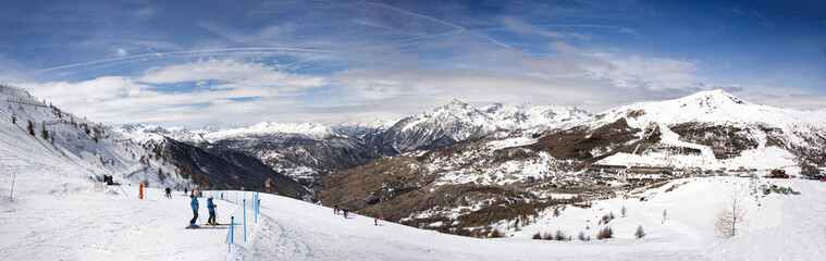 veduta del panorama delle alpi da una pista a da sci a  2800 metri sopra sestriere