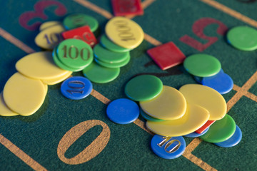 Tavolo verde da roulette con fiche 
