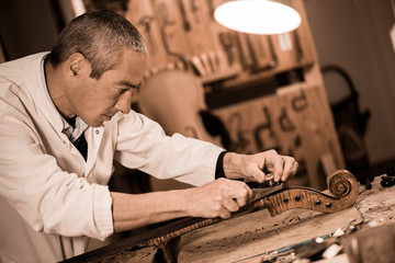 Artisan luthier working on the creation of violin. © FreeProd