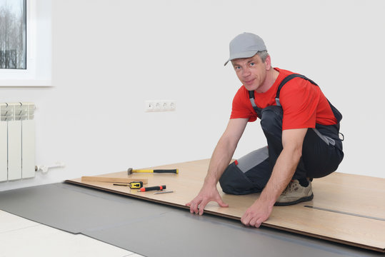 Installation of a laminate in the room