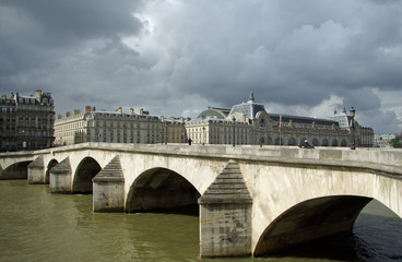 Paris, le pont Royal après l'orage, France