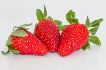 Tre fragole con sfondo bianco