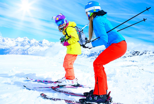 Skifahrer Familie im Schnee alpin