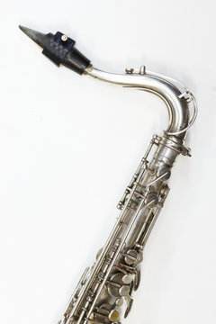 тенор-саксофон на белом фоне