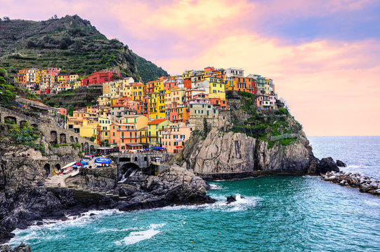 Fototapeta Colorful houses on a rock in Manarola, Cinque Terre, Italy