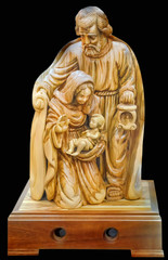 Рождество. Иосиф и Пресвятая Дева Мария с младенцем, Иисусом Христом, на руках. Статуэтка в магазине города Вифлеем, Палестина.