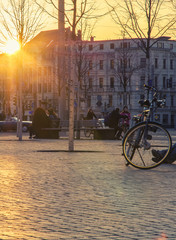 Fototapeta premium Entspanntes Stadtleben in der leipziger Innenstadt beim Sonnenuntergang