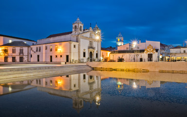 Reflektion der Kirche Santa Maria in Lagos Portugal.
