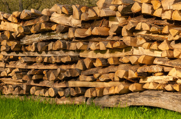 Schönes Brennholz sauber gestapelt 