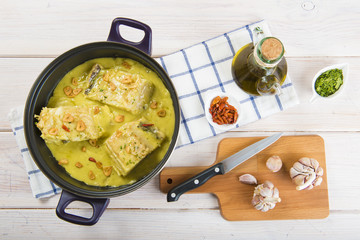 Bacalao al pil pil, pescado tradicional de la cocina española con una salsa espesa de aceite de oliva