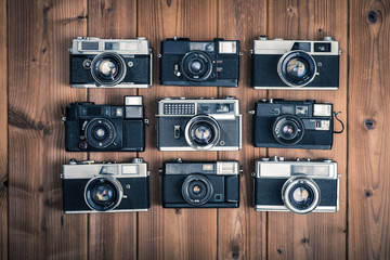 古いカメラ,一眼レフ,木製のテーブルに置かれたフィルムカメラ,俯瞰撮影