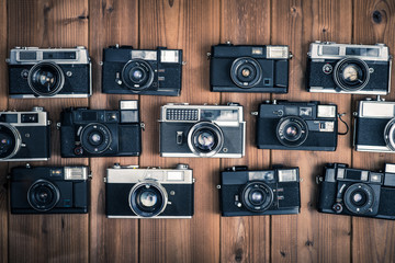 古いカメラ,一眼レフ,木製のテーブルに置かれたフィルムカメラ,俯瞰撮影