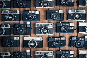古いカメラ,一眼レフ,木製のテーブルに置かれたフィルムカメラ,俯瞰撮影 - obrazy, fototapety, plakaty