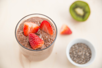 Schoko Chia Pudding mit Früchten