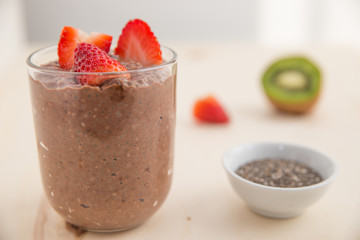 Schoko Chia Pudding mit Früchten