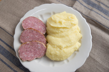 Saumaisen mit Kartoffelpüree
