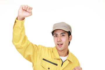 ガッツポーズの作業員