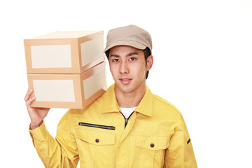 荷物を運ぶ笑顔の宅配人