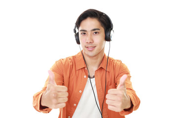 ヘッドフォンをする男性
