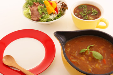 おいしそうなカレーとサラダ