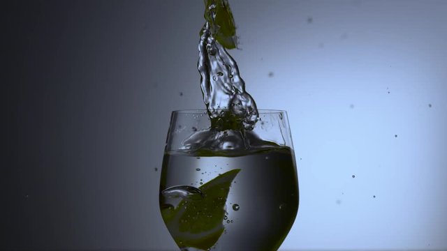 Zitronen fallen ins Wasserglas

