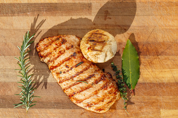 Grilled chicken breasts and vegetables with herbs