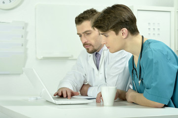 Obraz premium male doctors in medical office