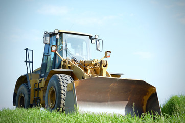 Obraz na płótnie Canvas Tractor with a mechanical shovel