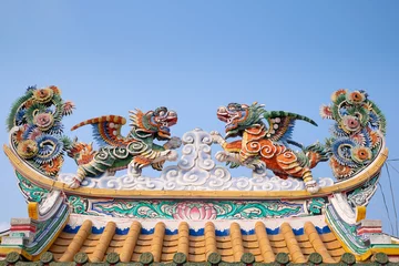 Cercles muraux Temple Statues over roof in Chinese temple
