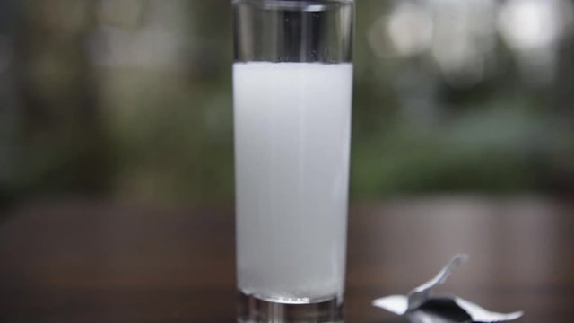 Brausetablette im Glas Wasser Aufl&ouml;sen